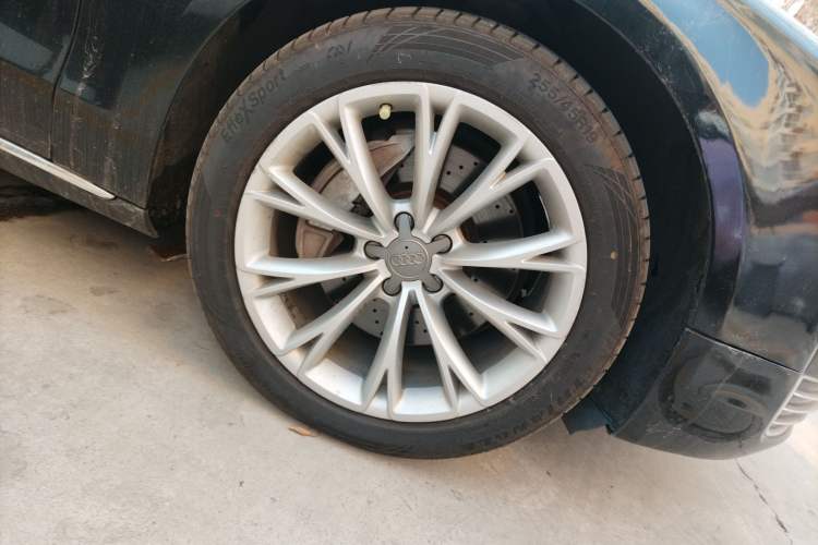 Used Audi A8 2013 A8L 45 TFSI quattro Comfort model Right Front Wheel Hub