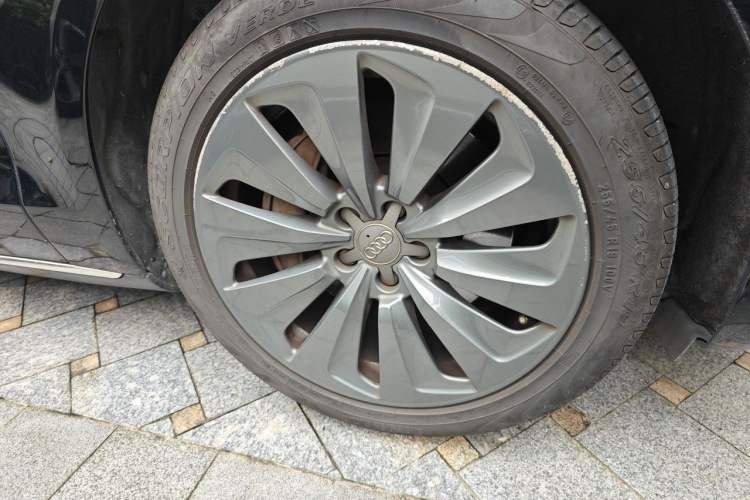 Used Audi A8 2013 A8L 40 hybrid Right Front Wheel Hub