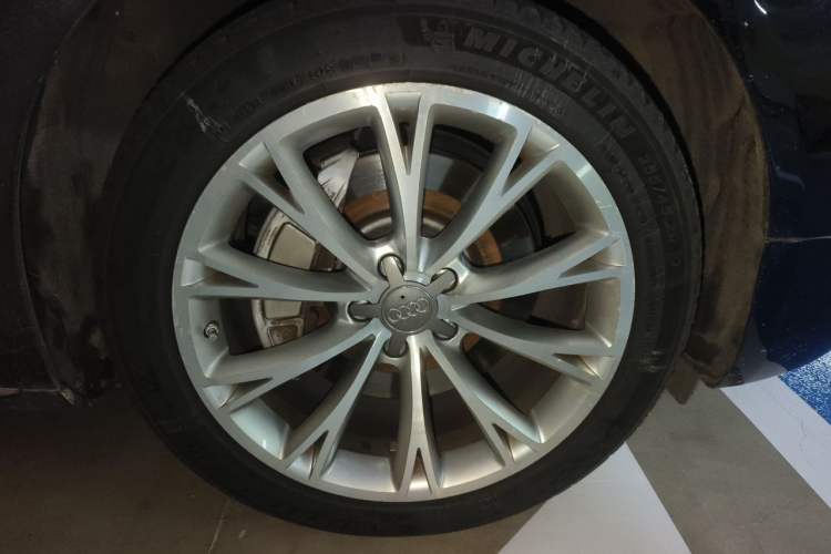 Used Audi A8 2013 A8L 50 TFSI quattro Luxury Model Right Front Wheel Hub