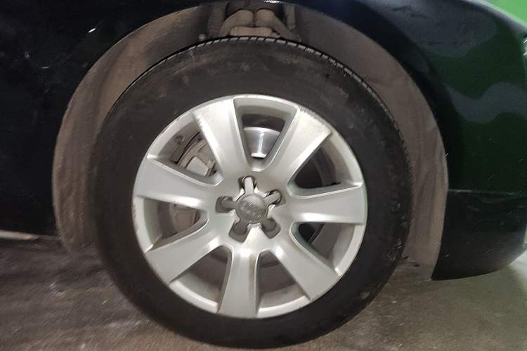 Used Audi A8 2013 A8L 50 TFSI quattro Comfort model Right Front Wheel Hub