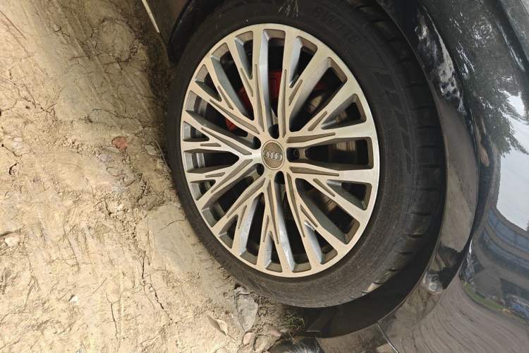 Used Audi A8 2013 A8L 45 TFSI quattro Comfort model Right Front Wheel Hub