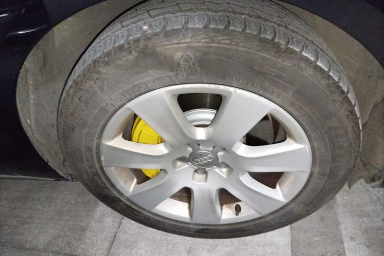 Used Audi A8 2013 A8L 45 TFSI quattro Comfort model Right Front Wheel Hub