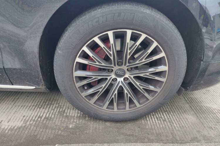 Used Audi A8 2013 A8L 50 TFSI quattro Luxury Model Right Front Wheel Hub