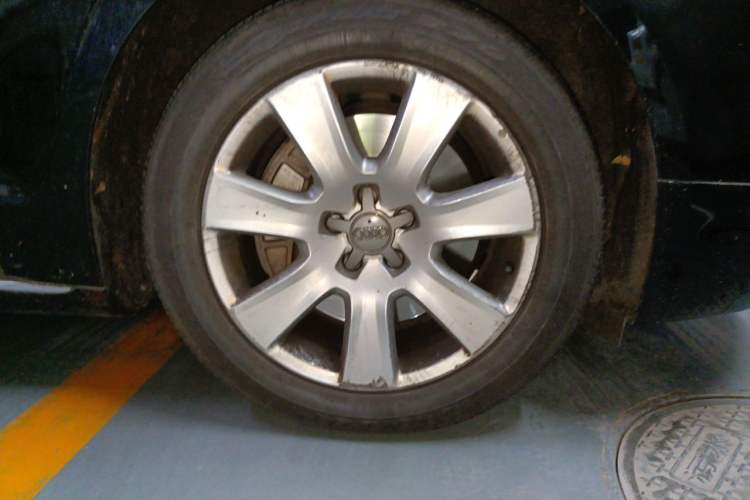 Used Audi A8 2013 A8L 45 TFSI quattro Luxury Model Right Front Wheel Hub