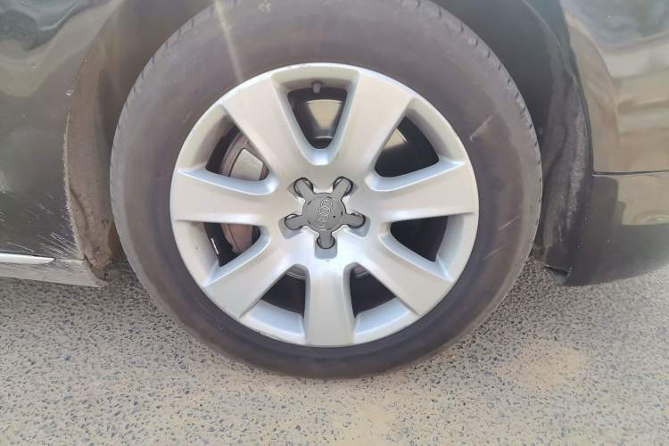Used Audi A8 2013 A8L 45 TFSI quattro Comfort model Right Front Wheel Hub