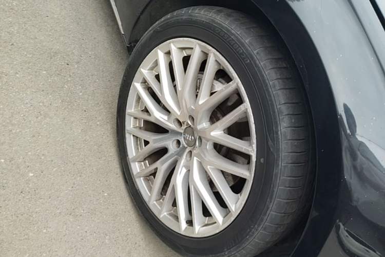 Used Audi A8 2013 A8L 45 TFSI quattro Comfort model Right Front Wheel Hub