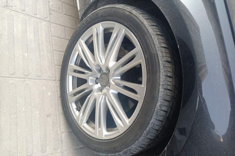 Used Audi A8 2013 A8L 45 TFSI quattro Comfort model Right Front Wheel Hub