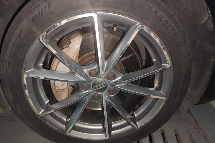 Used Audi A8 2013 A8L 45 TFSI quattro Comfort model Right Front Wheel Hub