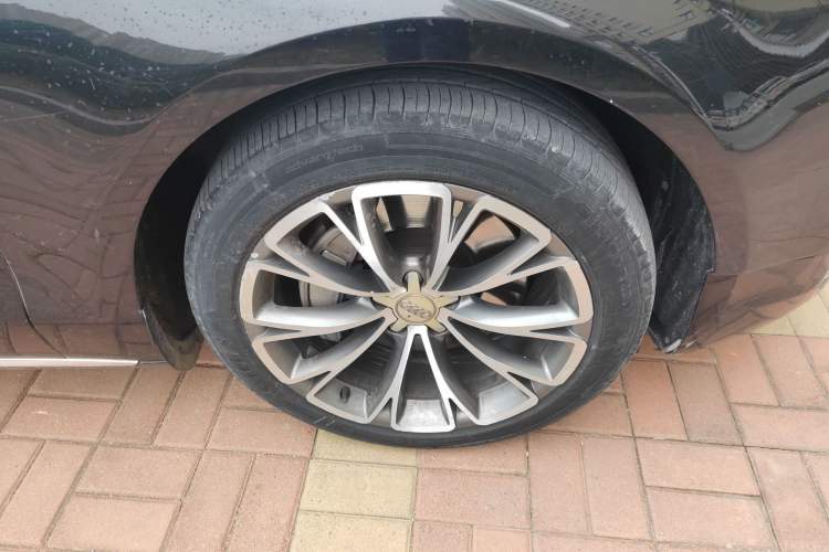 Used Audi A8 2013 A8L 45 TFSI quattro Luxury Model Right Front Wheel Hub