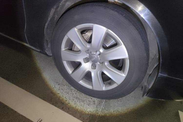 Used Audi A8 2013 A8L 45 TFSI quattro Comfort model Right Front Wheel Hub