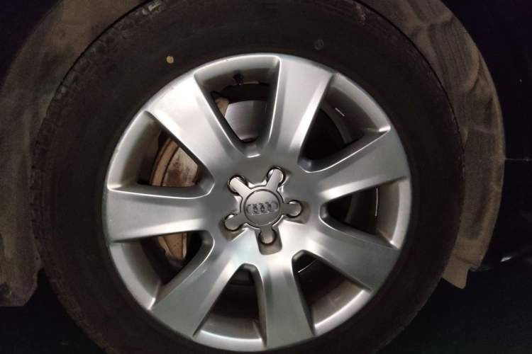 Used Audi A8 2013 A8L 45 TFSI quattro Comfort model Right Front Wheel Hub