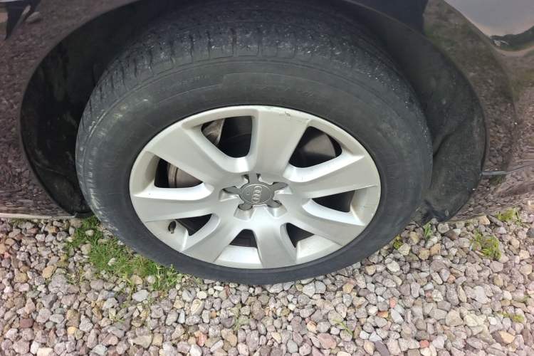 Used Audi A8 2013 A8L 45 TFSI quattro Comfort model Right Front Wheel Hub