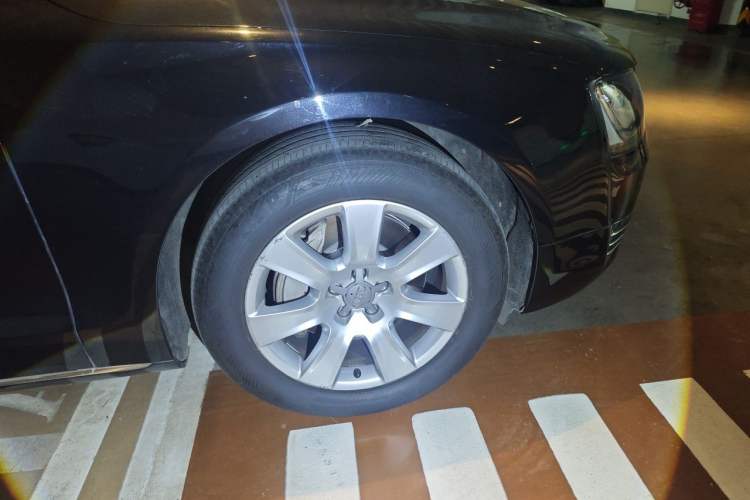 Used Audi A8 2013 A8L 45 TFSI quattro Comfort model Right Front Wheel Hub