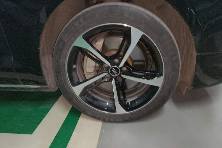 Used Audi A8 2013 A8L 45 TFSI quattro Luxury Model Right Front Wheel Hub