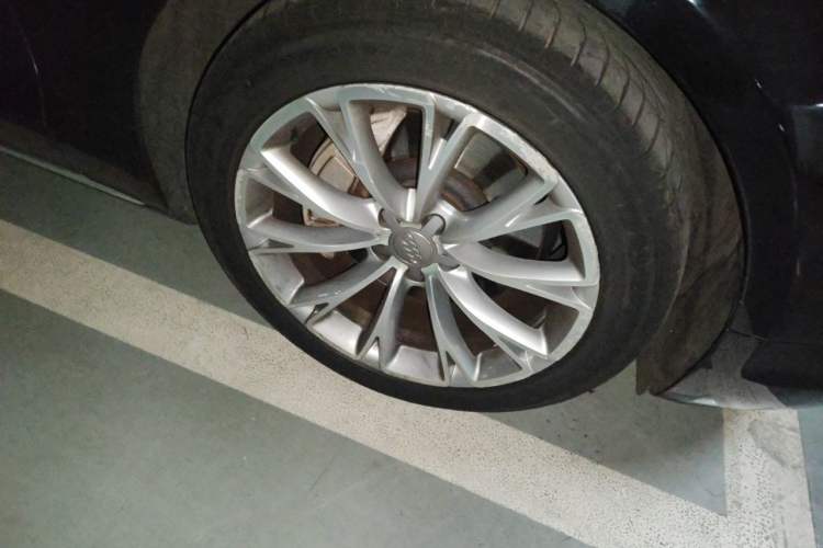 Used Audi A8 2013 A8L 45 TFSI quattro Comfort model Right Front Wheel Hub