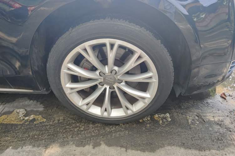Used Audi A8 2013 A8L 45 TFSI quattro Luxury Model Right Front Wheel Hub