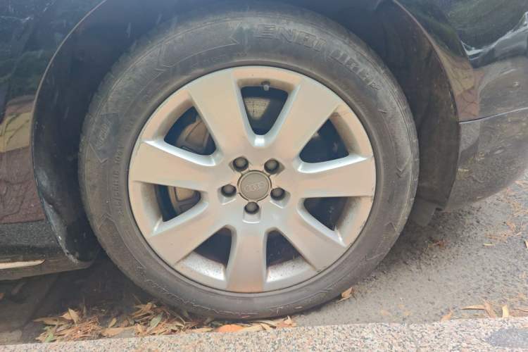 Used Audi A8 2013 A8L 45 TFSI quattro Comfort model Right Front Wheel Hub
