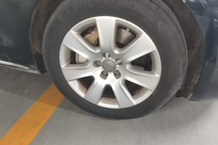 Used Audi A8 2013 A8L 45 TFSI quattro Comfort model Right Front Wheel Hub