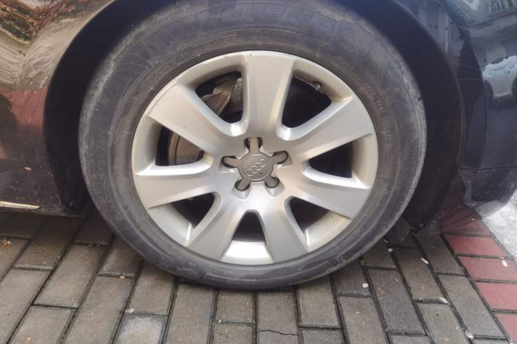 Used Audi A8 2013 A8L 45 TFSI quattro Comfort model Right Front Wheel Hub