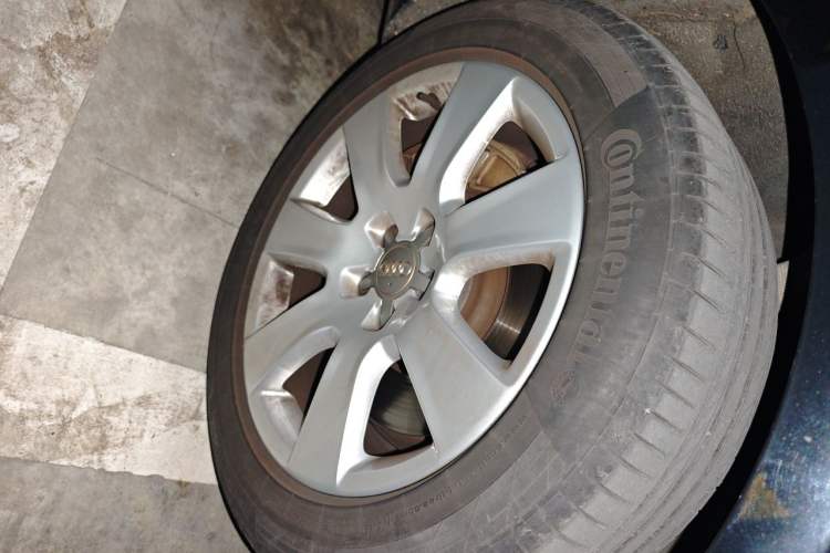 Used Audi A8 2013 A8L 45 TFSI quattro Comfort model Right Front Wheel Hub