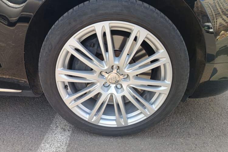 Used Audi A8 2013 A8L 6.3 FSI W12 quattro flagship model Right Front Wheel Hub