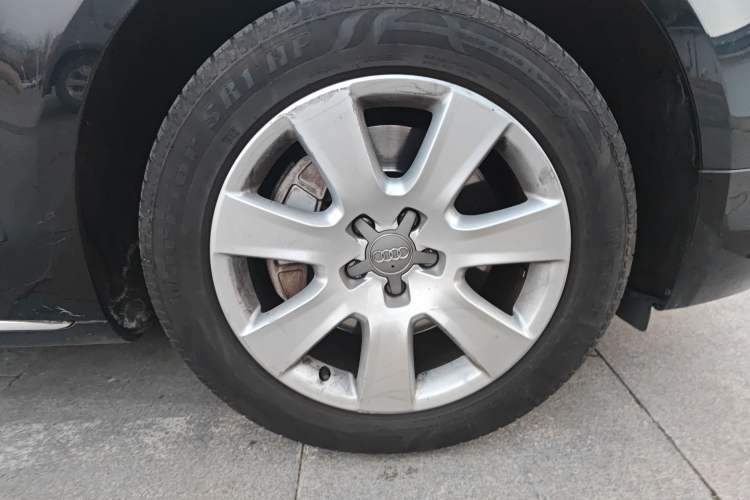 Used Audi A8 2013 A8L 45 TFSI quattro Comfort model Right Front Wheel Hub