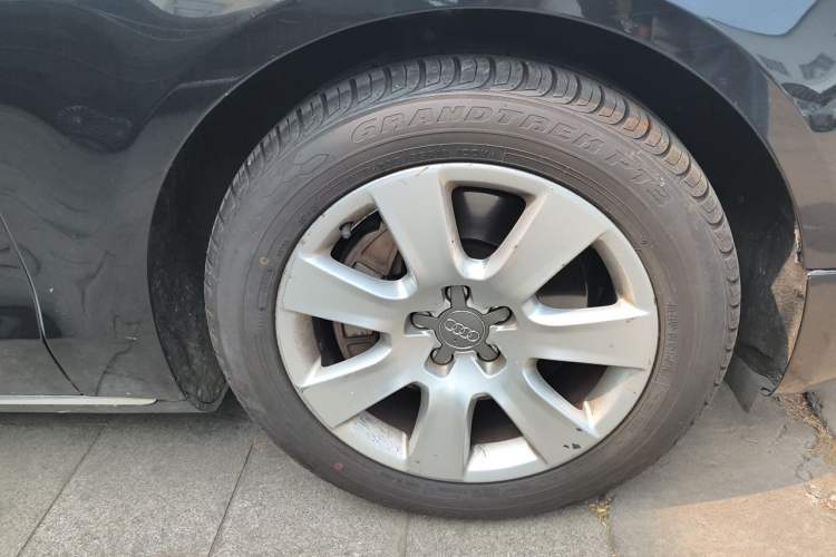 Used Audi A8 2013 A8L 45 TFSI quattro Comfort model Right Front Wheel Hub