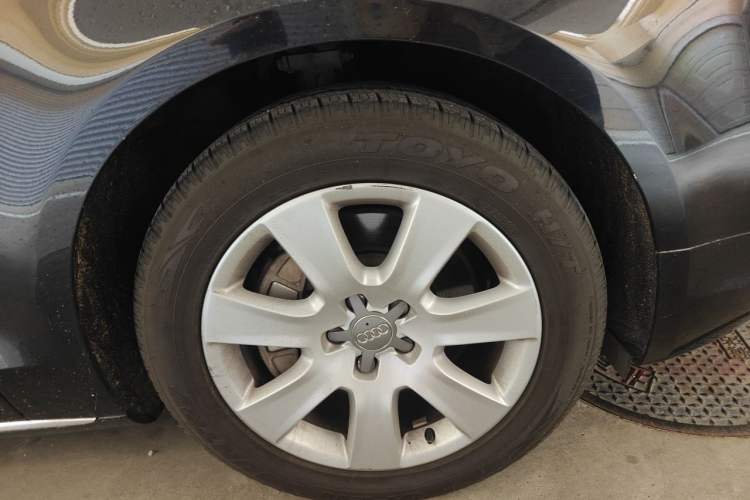 Used Audi A8 2013 A8L 45 TFSI quattro Comfort model Right Front Wheel Hub