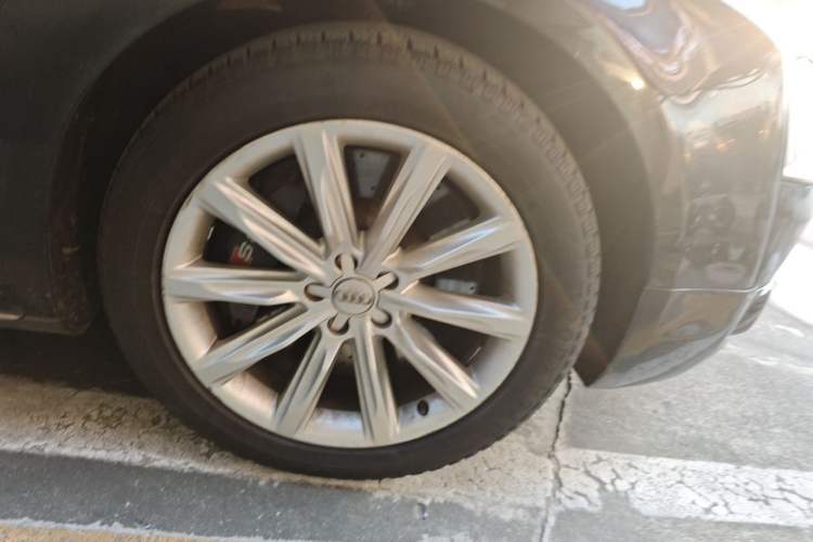 Used Audi A8 2013 A8L 45 TFSI quattro Comfort model Right Front Wheel Hub