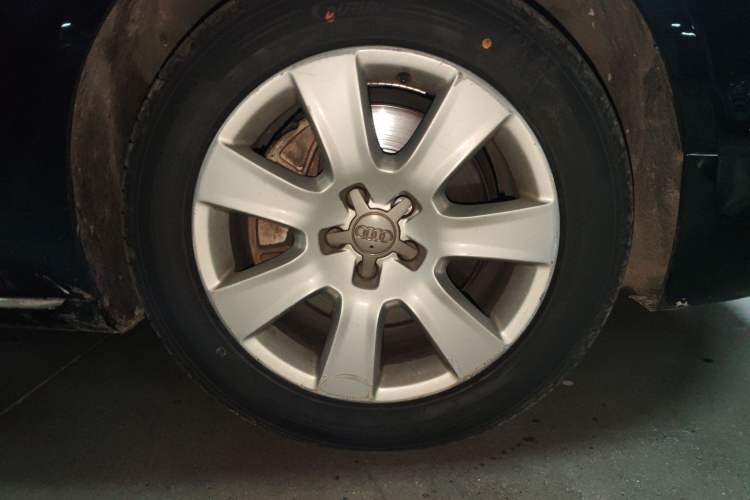 Used Audi A8 2013 A8L 45 TFSI quattro Comfort model Right Front Wheel Hub