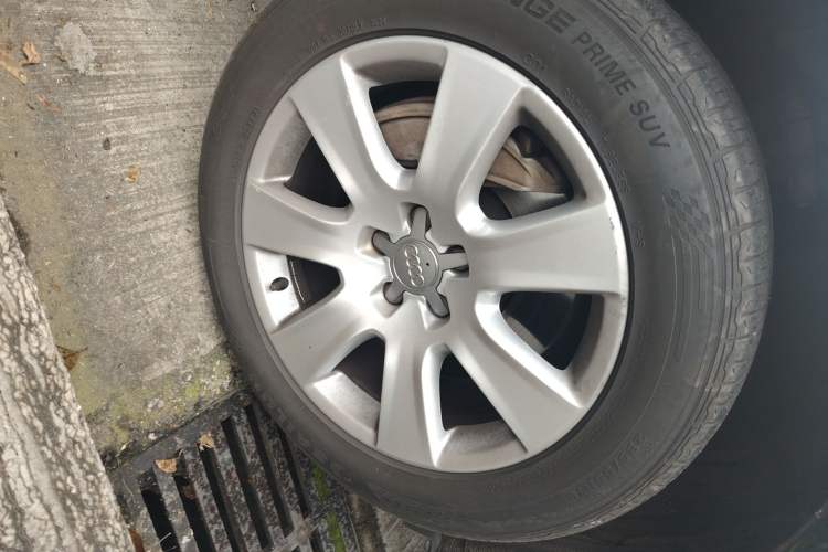 Used Audi A8 2013 A8L 45 TFSI quattro Comfort model Right Front Wheel Hub