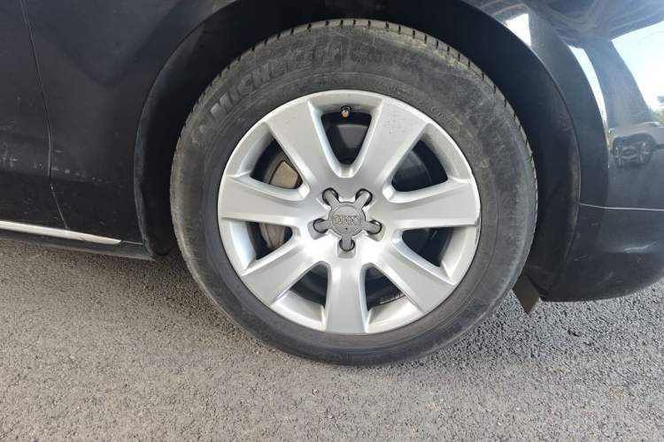 Used Audi A8 2013 A8L 45 TFSI quattro Luxury Model Right Front Wheel Hub