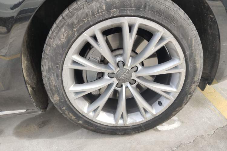 Used Audi A8 2013 A8L 45 TFSI quattro Comfort model Right Front Wheel Hub