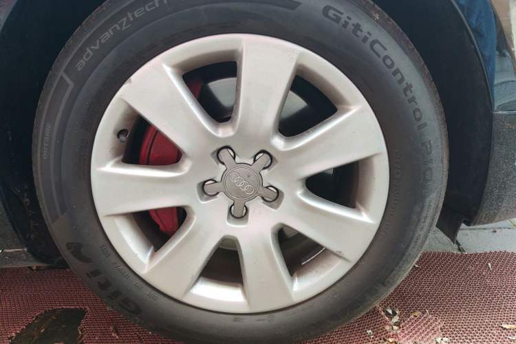 Used Audi A8 2013 A8L 45 TFSI quattro Comfort model Right Front Wheel Hub