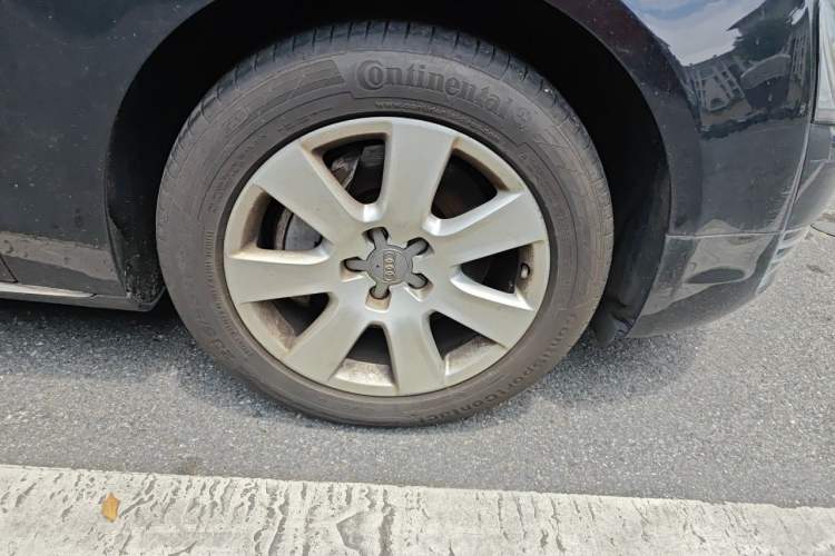 Used Audi A8 2013 A8L 45 TFSI quattro Comfort model Right Front Wheel Hub