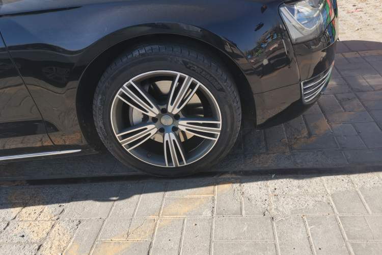 Used Audi A8 2013 A8L 45 TFSI quattro Comfort model Right Front Wheel Hub