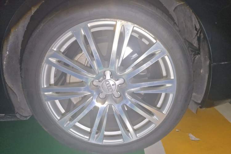 Used Audi A8 2013 A8L 45 TFSI quattro Comfort model Right Front Wheel Hub