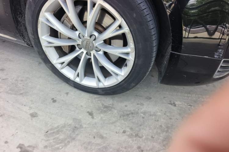 Used Audi A8 2013 A8L 45 TFSI quattro Luxury Model Right Front Wheel Hub