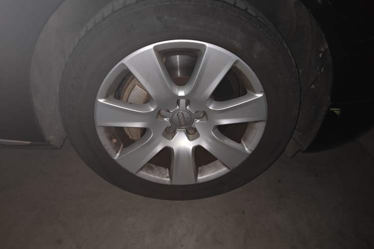Used Audi A8 2013 A8L 45 TFSI quattro Comfort model Right Front Wheel Hub