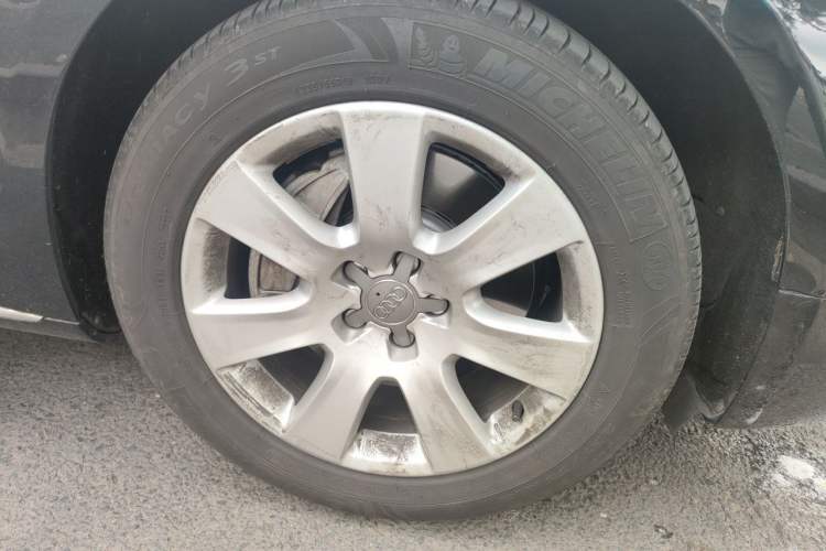 Used Audi A8 2013 A8L 45 TFSI quattro Comfort model Right Front Wheel Hub