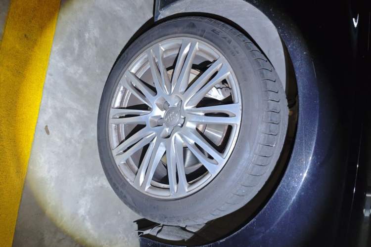 Used Audi A8 2013 A8L 50 TFSI quattro Comfort model Right Front Wheel Hub
