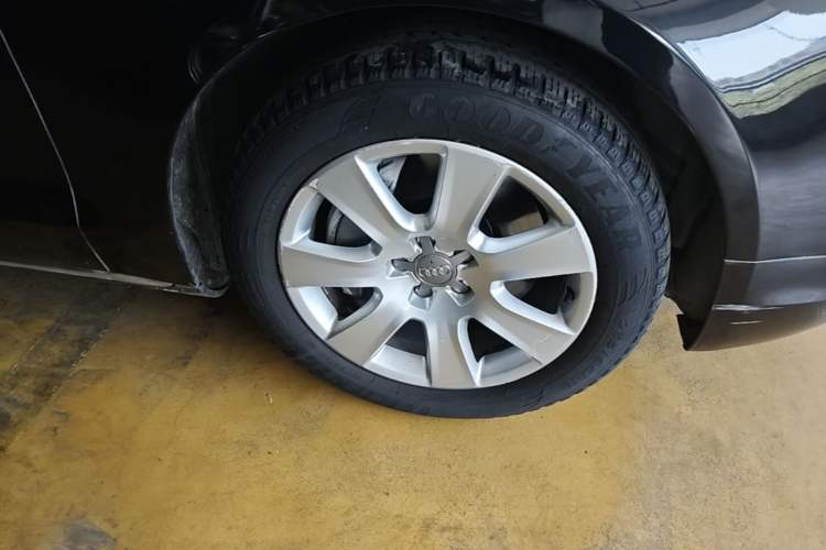 Used Audi A8 2013 A8L 45 TFSI quattro Comfort model Right Front Wheel Hub
