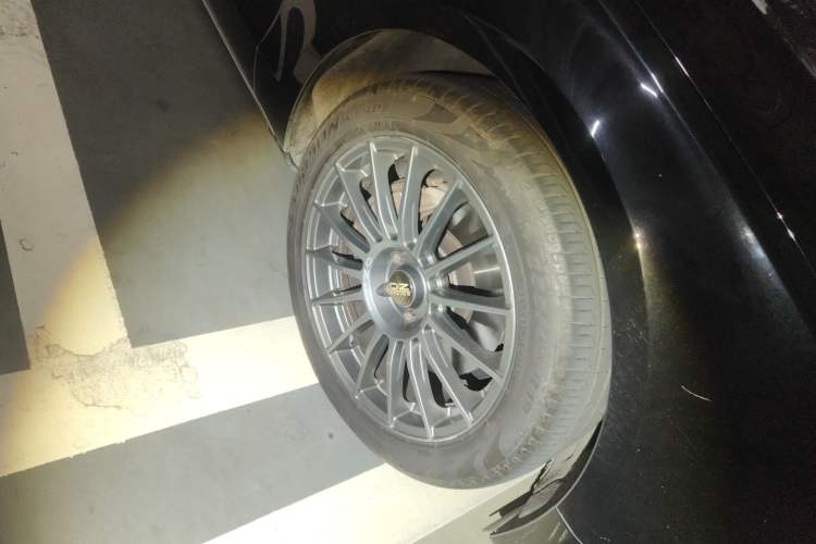 Used Audi A8 2013 A8L 50 TFSI quattro Luxury Model Right Front Wheel Hub
