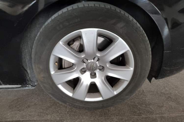 Used Audi A8 2013 A8L 45 TFSI quattro Comfort model Right Front Wheel Hub