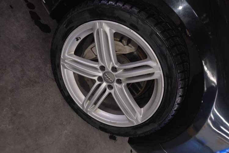 Used Audi A8 2013 A8L 45 TFSI quattro Comfort model Right Front Wheel Hub