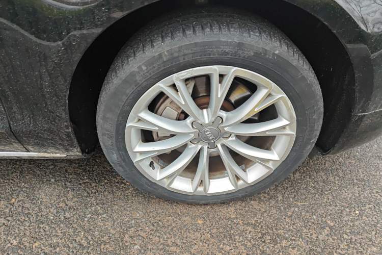 Used Audi A8 2013 A8L 45 TFSI quattro Exclusive Edition Right Front Wheel Hub