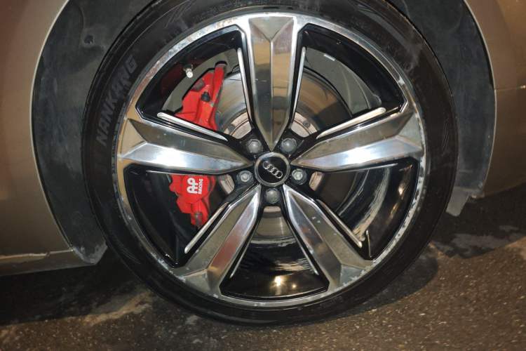 Used Audi A8 2013 A8L 45 TFSI quattro Comfort model Right Front Wheel Hub