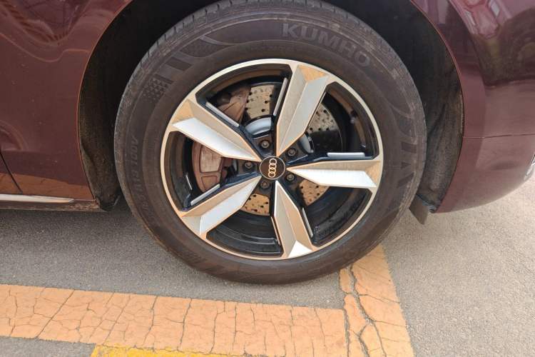 Used Audi A8 2013 A8L 45 TFSI quattro Comfort model Right Front Wheel Hub