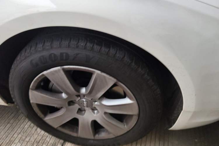 Used Audi A8 2013 A8L 45 TFSI quattro Comfort model Right Front Wheel Hub