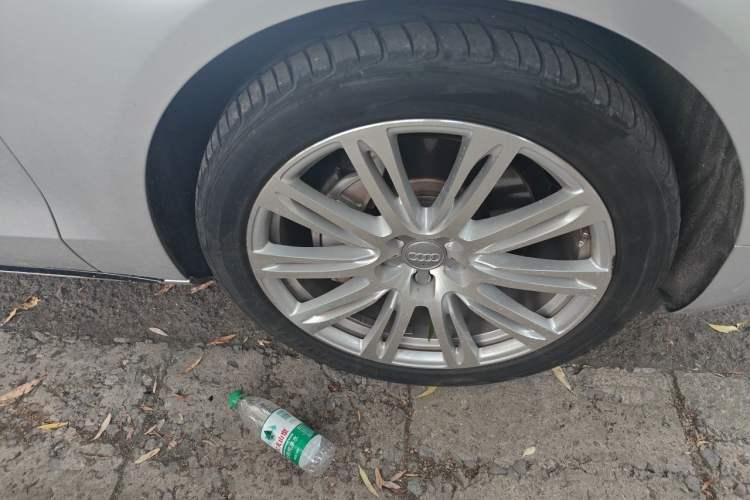 Used Audi A8 2013 A8L 45 TFSI quattro Comfort model Right Front Wheel Hub
